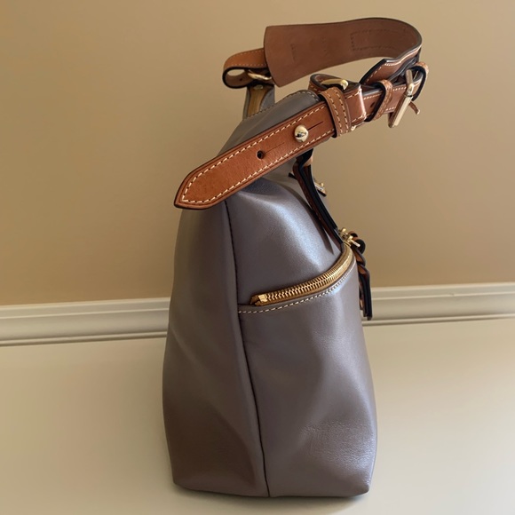 π©Ά SALE!! Dooney and Bourke Wexford Smooth Leather Zipper Sac in Taupe π©Ά - Picture 9 of 16